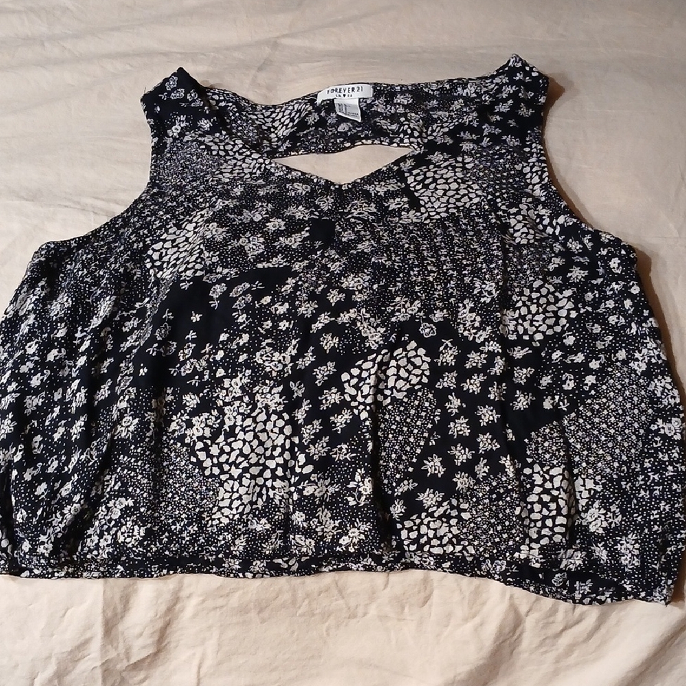 Forever 21 Black and White Cropped Floral Cutout Tank Top